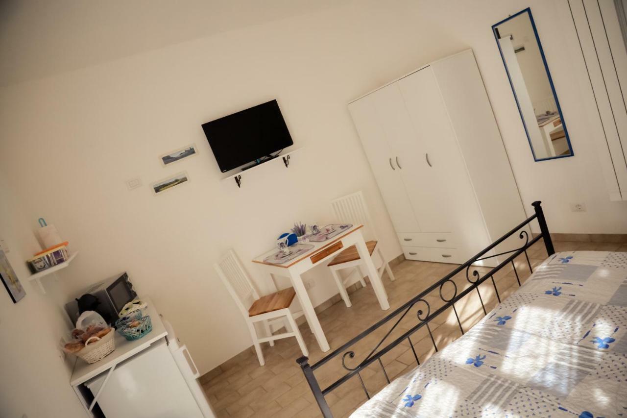 B&B Il Lupo E La Quercia Кастельнуово-ди-Магра Экстерьер фото