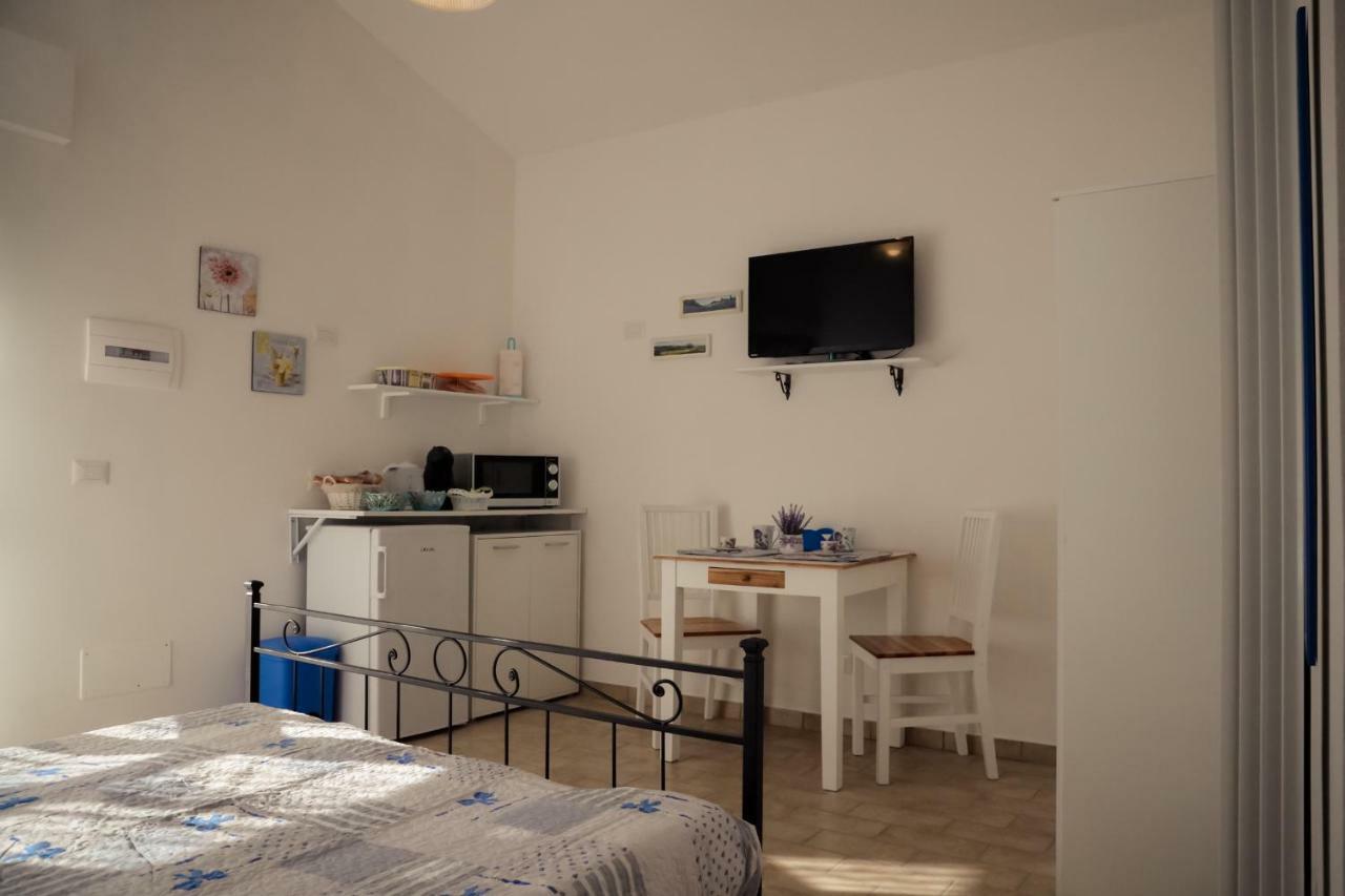 B&B Il Lupo E La Quercia Кастельнуово-ди-Магра Экстерьер фото